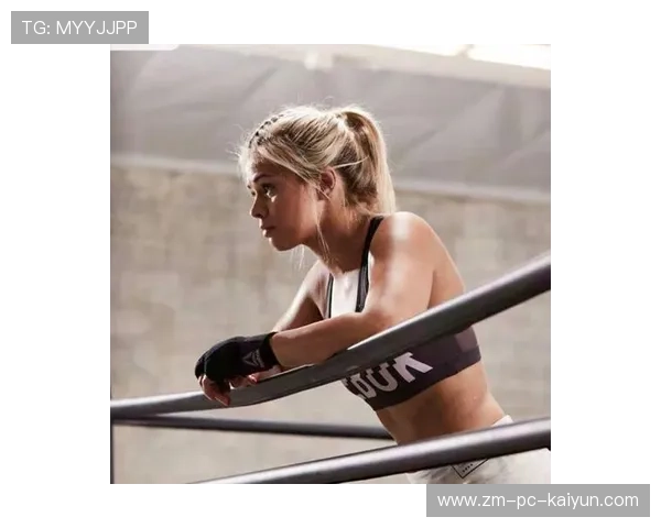 UFC拳手被抱摔飞出一米，惊险一刻让观众瞠目结舌！